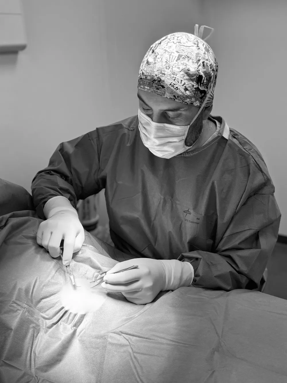 Le Dr Florian Boissière au bloc opératoire